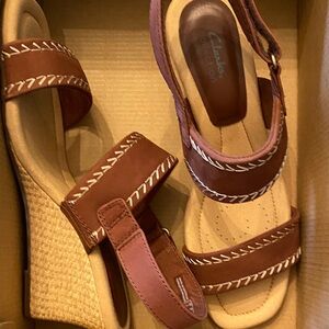 🦩Clarks brown women’s Sandals with White Stitching🦩